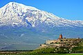 Ermenistan'dan Ağrı Dağı'nın görünümü. Önünde Hor Virap Kilisesi görülmektedir.