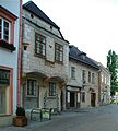 Mödlinger Haus mit Spion, dessen Durchblick auf den Hauptplatz mit dem alten Rathaus geht; im ersten Obergeschoss am linken Bildrand.