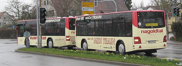 Midi Trains MAN NM 2x3.3 med Göppel G10 Mk 3 busstilhenger i Herrenberg, Baden-Württemberg.