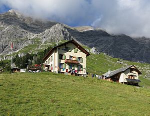 Schesaplanahütte vor dem Felsmassiv der Schesaplana