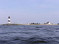 Schleimünde im Jahre 2004 von See aus (von links nach rechts): Leuchtturm, Giftbude mit Sportboothafen, Lotsenhaus