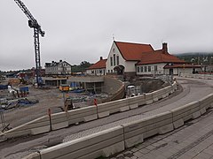 De oprijlaan en het verlaagde busstation in aanbouw.