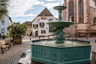 Ansicht von Nordosten; im Hintergrund sind das Gasthaus zum Schwanen, das historische Rathaus und die Ulrichskirche.