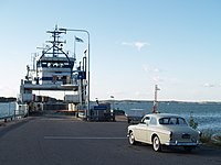 Een lokale veerboot van Ålandstrafiken legt aan in Långnäs.