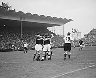 1954 finalinde Macaristan futbolcuları, Batı Almanya'ya karşı attıkları ilk golü kutlarlarken.