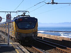 Zug am Bahnhof Kalk Bay