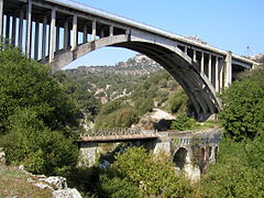 Fränkische und neue Brücke über den Alfios