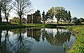 Schlossportal und links im Hintergrund das Gutshaus (Aufnahme 2007)