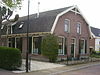 Boerderij met schuur, hek en linden