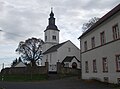 Kirche mit Ausstattung, Kirchhof mit Einfriedungsmauer, Kirchhofstor und Kriegerdenkmal für die Gefallenen des Ersten Weltkrieges