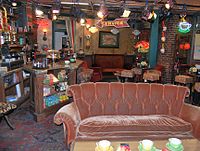 Bối cảnh quán cà phê Central Perk tại Warner Bros. Studios