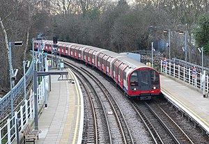 Ein Zug vom Typ 1992 Tube Stock fährt in die Station Roding Valley ein.