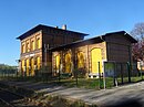 Bahnhof mit Toilettenhäuschen