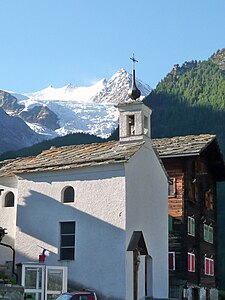 Kapelle Ried mit Riedgletscher im Hintergrund, von rechts Dürrenhorn, Hohberghorn, Stecknadelhorn und Nadelhorn