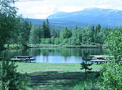 A popular local bathing spot on the lake Tjønna, with the mountain Trysilfjellet in the background