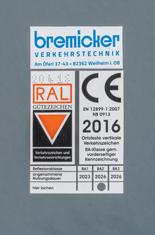 Das Foto zeigt ein RAL-Gütezeichen mit Logo des Unternehmens bremicker Verkehrstechnik, mit CE-Symbol und Reflexionsklasse