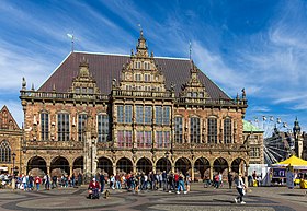 Altes Rathaus mit Roland von Südwesten