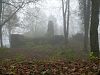 Ruine der Burg Kranzberg an einem nebeligen Novembermorgen