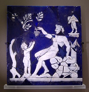 Σάτυρος δίνει ένα σταφύλι στον Διόνυσο. Καμέα του 1ου αι. μ.Χ. από την Ιταλία.