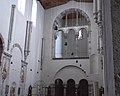 Innenwand des Westbaus, Arkade mit eingestellten Säulen als Zitat der Aachener Pfalzkapelle