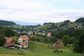 Blick von Vorderwald nach Westen in Richtung Ortskern (im Hintergrund der Zürichsee und der Albis)