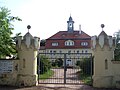 Herrenhaus eines ehemaligen Weingutes, mit Seitenflügel und Scheune sowie Garten mit Wasserbecken, Torpfeilern und Einfriedungsmauer (Berghaus, Hohes Haus, Schloss Lauben)