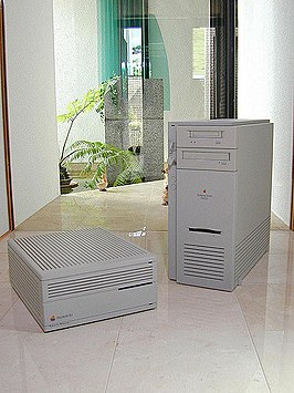 Workgroup Server 9150 (rechts in beeld)