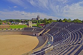 Blick über die rekonstruierten Ränge der Arena auf das moderne Xanten