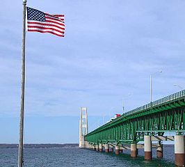 Straat van Mackinac overspannen door de Mackinac Bridge