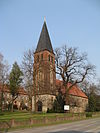 Die Dorfkirche in der Mitte der Straße Alt-Biesdorf (früherer Anger)