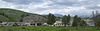 Foto von Fort Yellowstone (Armygebäude, moderne Kfz, Yellowstone Landschaft im Hintergrund).