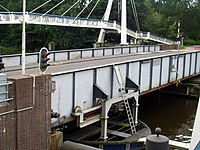 Gerrit Krolbrug. Op de achtergrond een van de voetgangersbruggen.