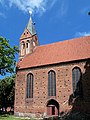 Kirche mit Friedhof, Feldsteinmauer, vier Grabplatten aus dem 18. Jh. an der Westseite der Kirche