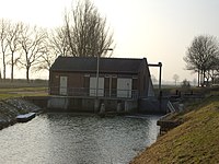 Gemaal Loppersum, met geheel rechts op de foto de N996