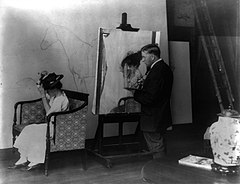 Tarbell in zijn studio aan het werk aan Preparing for the Matinee, in een fase dat het schilderij nog op diverse onderdelen afweek van het uiteindelijke resultaat.