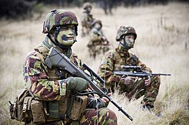 Angehöriger der New Zealand Defence Force mit an die Uniform angepasstem Gesichtstarnmuster