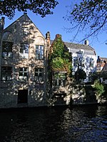 De huizen in de Hertsbergestraat geven aan de achterzijde uit op de Groenerei