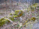 Die letzten Mauerreste aus regelmäßigen Sandsteinquadern auf dem Ostfelsen. Die wenigen verbliebenen Quader sind in besonderem Maße dem zunehmenden Vandalismus auf der Felsenburg ausgesetzt