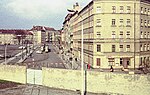 Blick von der Bernauer Straße über die Mauer auf die Eberswalder Straße und die Straßenbahnwendeschleife, um 1970