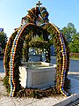 Osterbrunnen in Ipsheim (von Brücke) – hier für dieses Bild stimmen