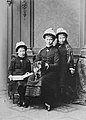 Οι πριγκίπισσες Σοφία, 9 ετών, (καθισμένη κρατώντας ένα βιβλίο), Βικτωρία, 12 ετών, (καθισμένη κρατώντας ένα τέκελ) και Μαργαρίτα, 7 ετών φωτογραφημένες τον Αύγουστο του 1879.