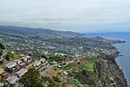 Aussicht vom Skywalk nach Câmara de Lobos (vorn) und Funchal