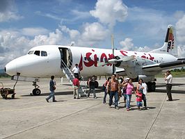 Een vliegtuig van Asian Spirit na de landing op Lumbia Airport