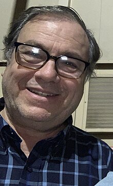 A headshot of television producer Bob Boden.