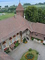 Blick über Innenhof und Nordturm zum See