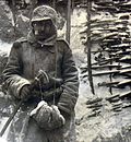 Österreichischer Soldat mit Muff, Fell innen (um 1916)