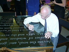 Hermann Zapf tijdens het ondertekenen van een glaspaneel in 2007.