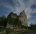 Bild 6: Ansicht der östlichen Giebelmauer des Palas der Oberburg mit Eckquaderung. Links anschließend folgt die hohe Ringmauer