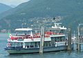 Fahrgastschiff am Anleger Luino. Im Hintergrund Maccagno