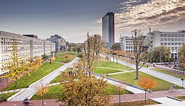 De Mekelweg met het Mekelpark, gezien vanuit de Aula van de TU Delft